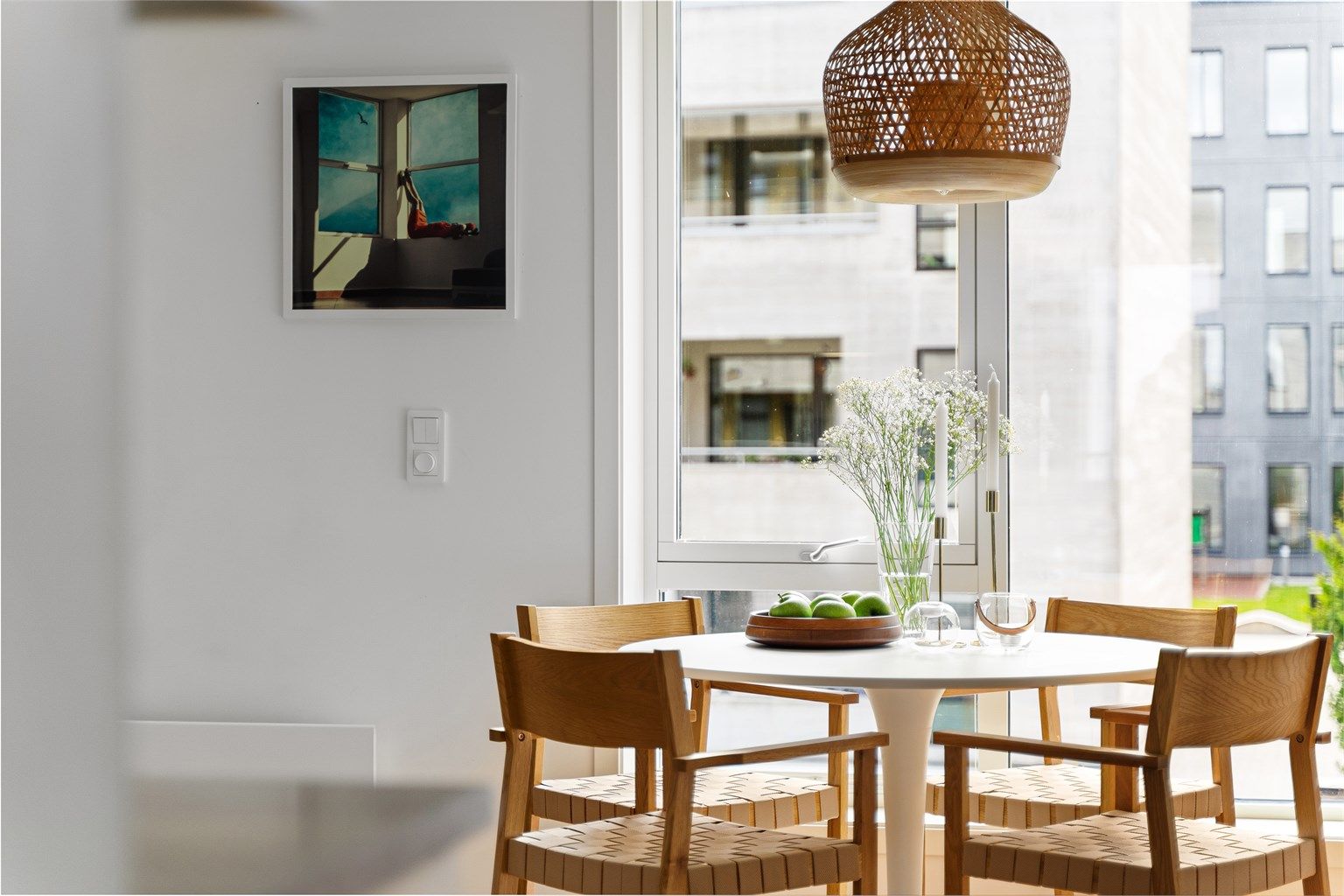 Det er lagt eikeparkett på gulvene, og veggene er malt i moderne fargepalett. Det er god takhøyde i leiligheten, noe som gir en ekstra god romfølelse. 
