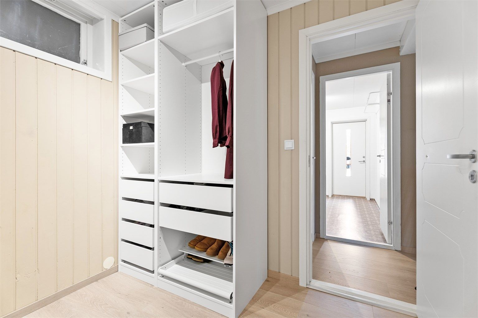 Det er også godt utnyttet med skap på andre veggen også. 