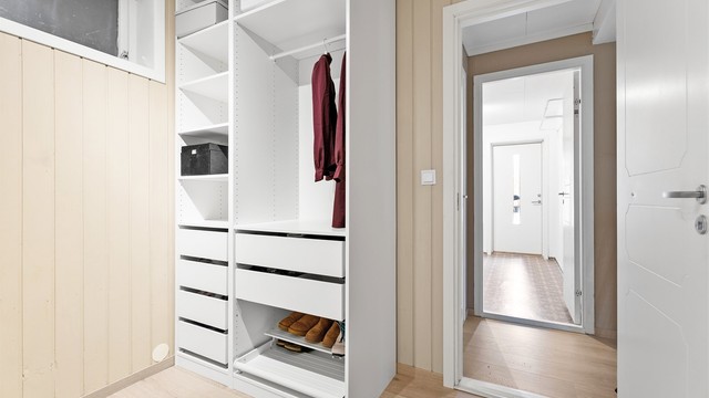 Det er også godt utnyttet med skap på andre veggen også.