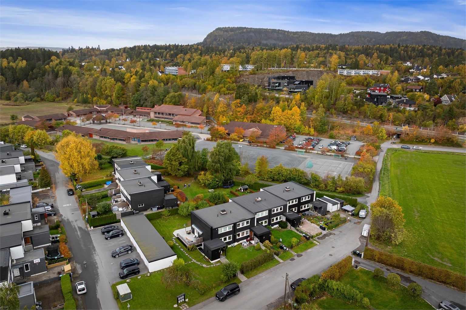 Eiendommen har en barnevennlig beliggenhet på Haslum med umiddelbar nærhet til Løkeberg skole og marka.
Foto: Zovenfra