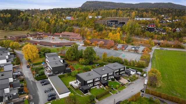 Eiendommen har en barnevennlig beliggenhet på Haslum med umiddelbar nærhet til Løkeberg skole og marka.
Foto: Zovenfra