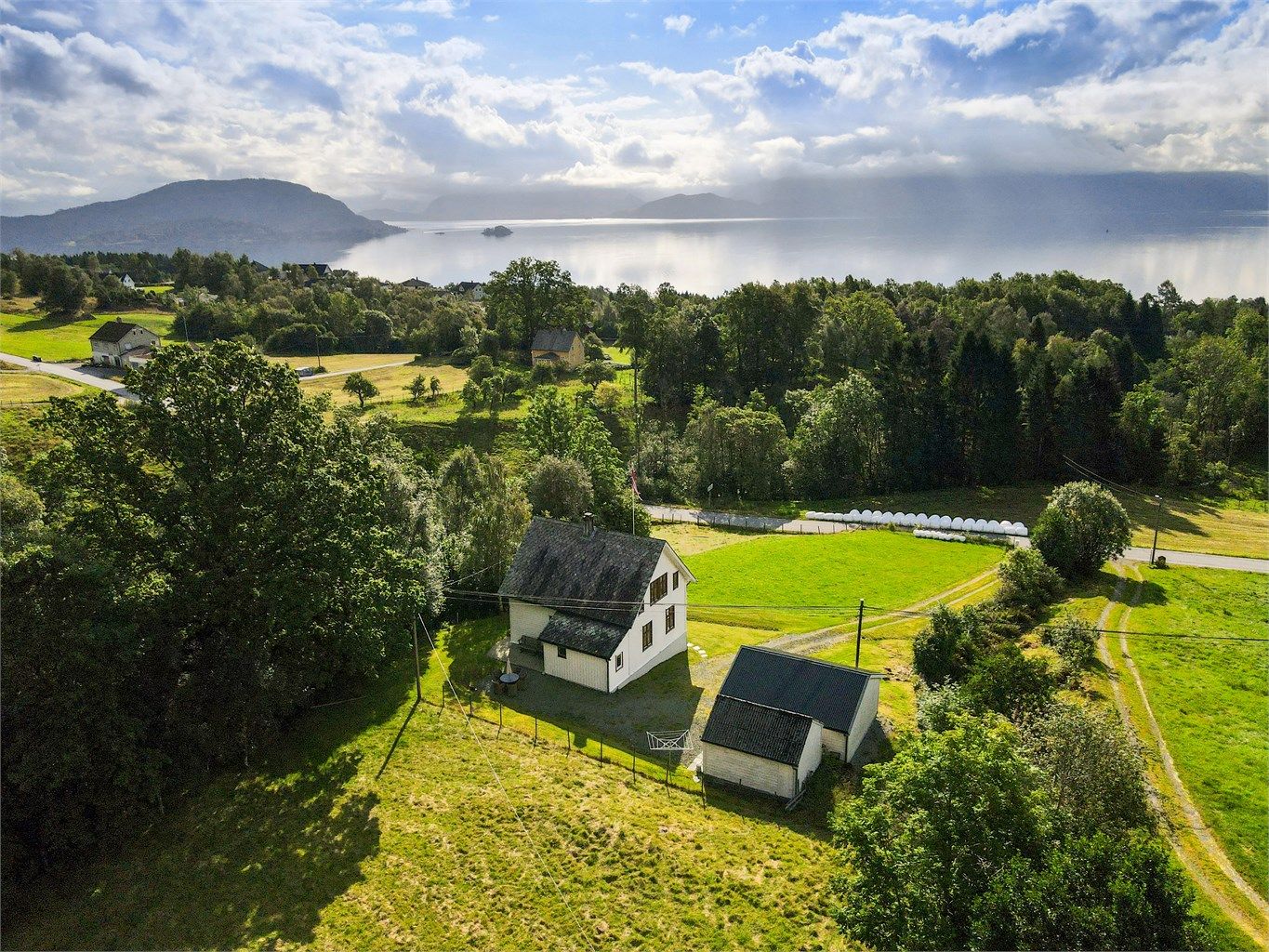 - Stort uteområde perfekt til nyte sommersdager -
