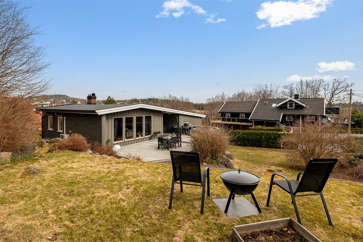 Velkommen til Legdåsveien 16! En sjarmerende, arkitekttegnet enebolig med stor hage på populære Mosserød.