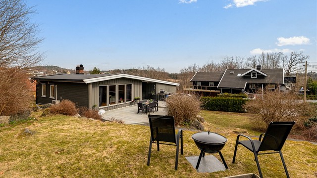 Velkommen til Legdåsveien 16! En sjarmerende, arkitekttegnet enebolig med stor hage på populære Mosserød.