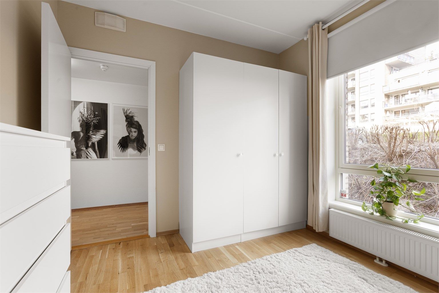 Soverom II - Garderobeskap og vindu mot nord. 