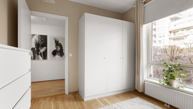 Soverom II - Garderobeskap og vindu mot nord.