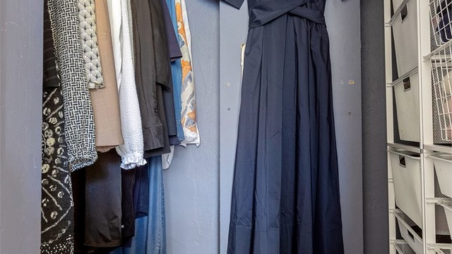 I tilknytning til hovedsoverommet er det et kott som benyttes som walk in closet.