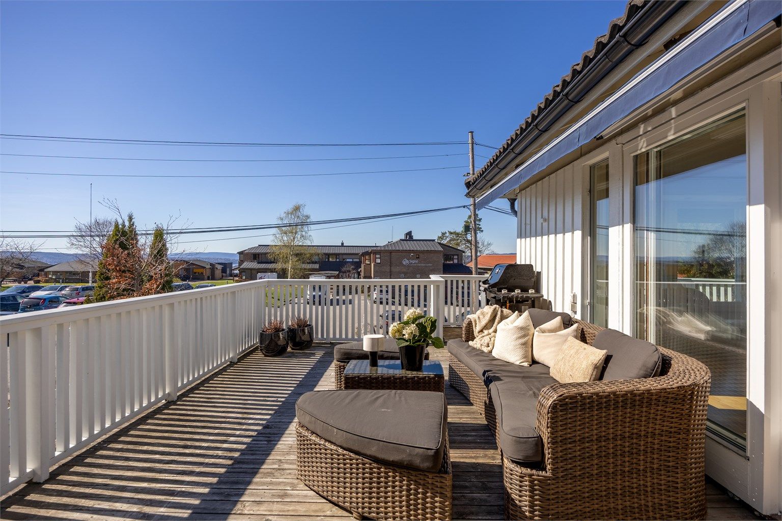 Den vestvendte verandaen på 28 m² har gode solforhold og et fint utsyn. Her er det rikelig med plass for både spisebord og sofagruppe.