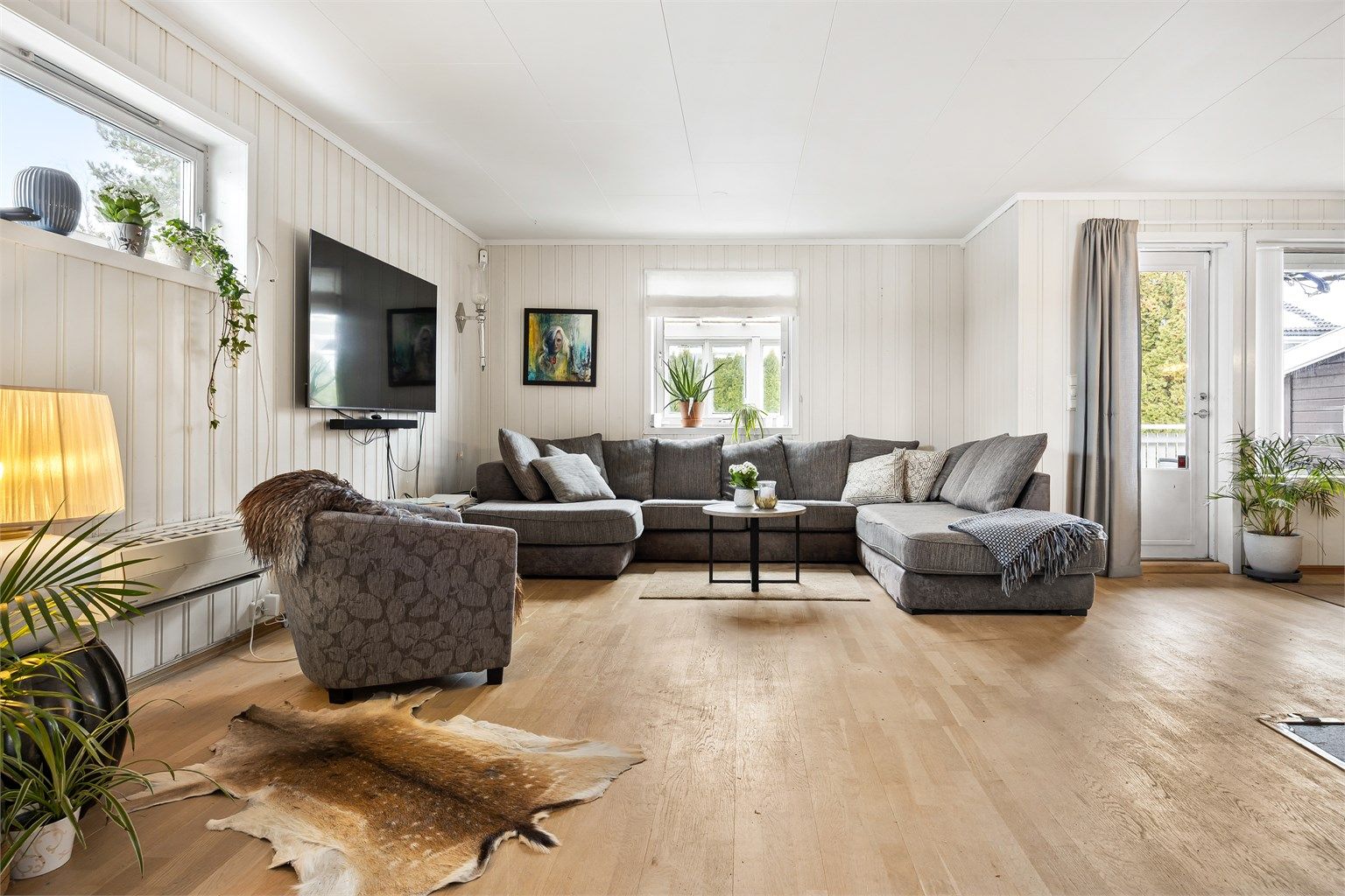 Fra stuen er det direkte utgang til den sydøstvendte verandaen, som binder inne- og uteområdene sammen.