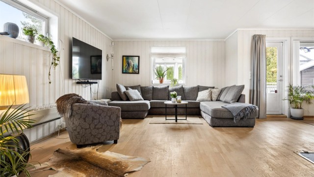 Fra stuen er det direkte utgang til den sydøstvendte verandaen, som binder inne- og uteområdene sammen.