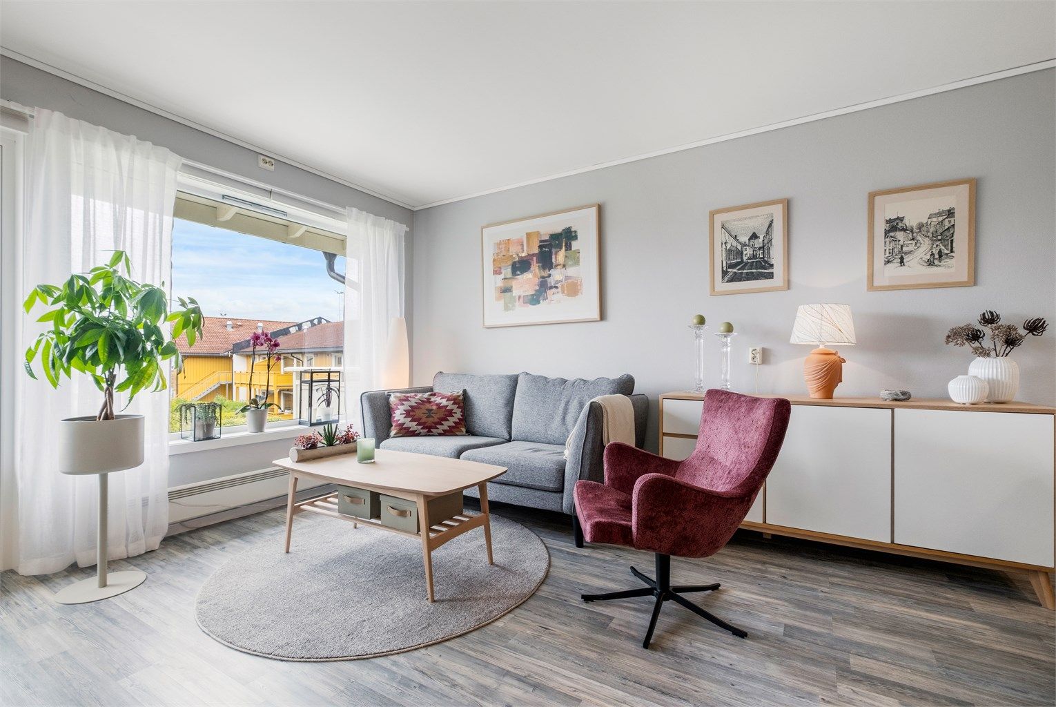 Stuen preges av store vindusflater som slipper inn rikelig med dagslys. 