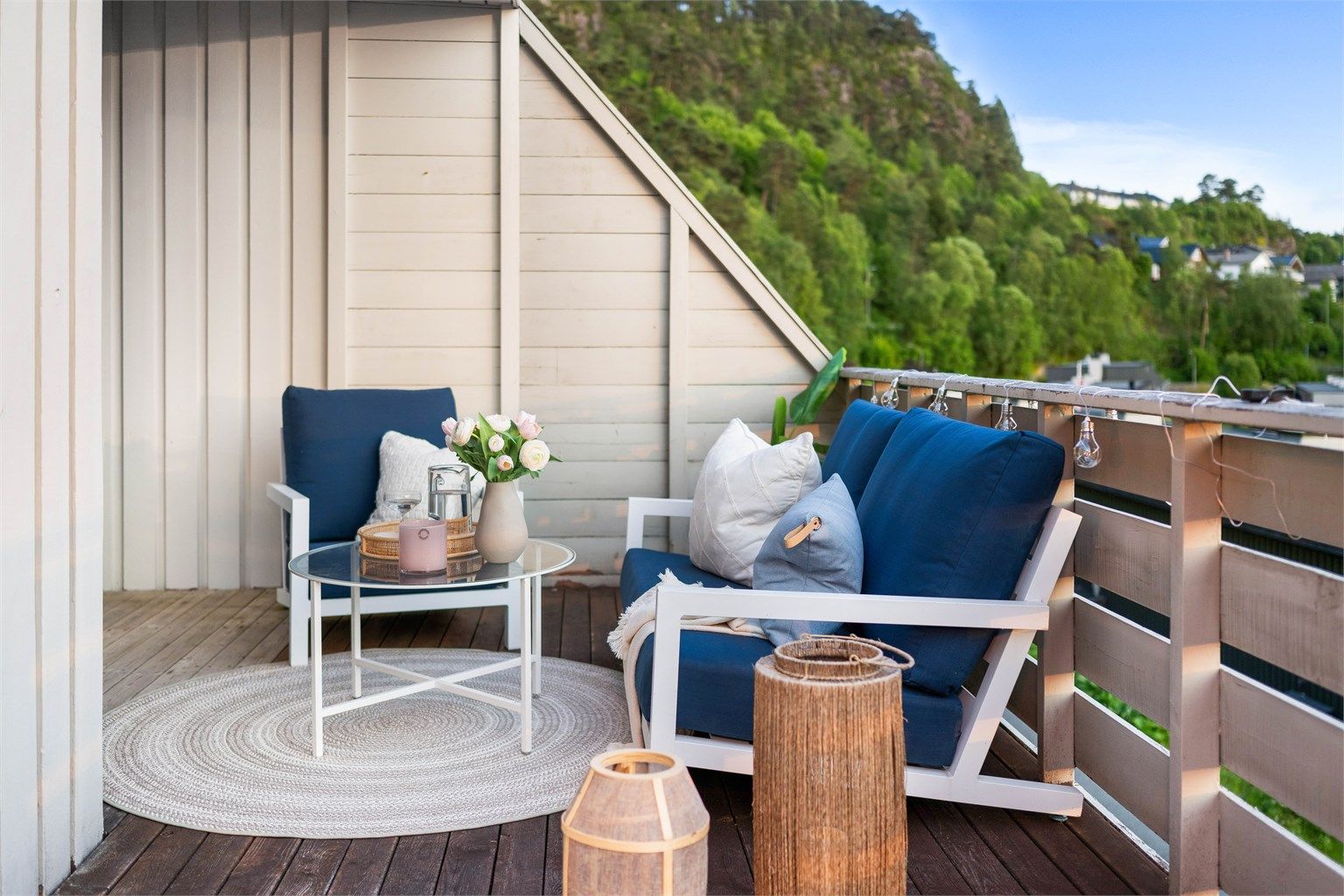 Altanen er romslig og man har plass til flere sittegrupper og grill.