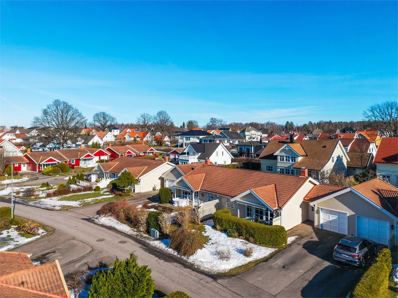 Eiendommen ligger i et etablert og stille boligområde, sentralt på Råel.