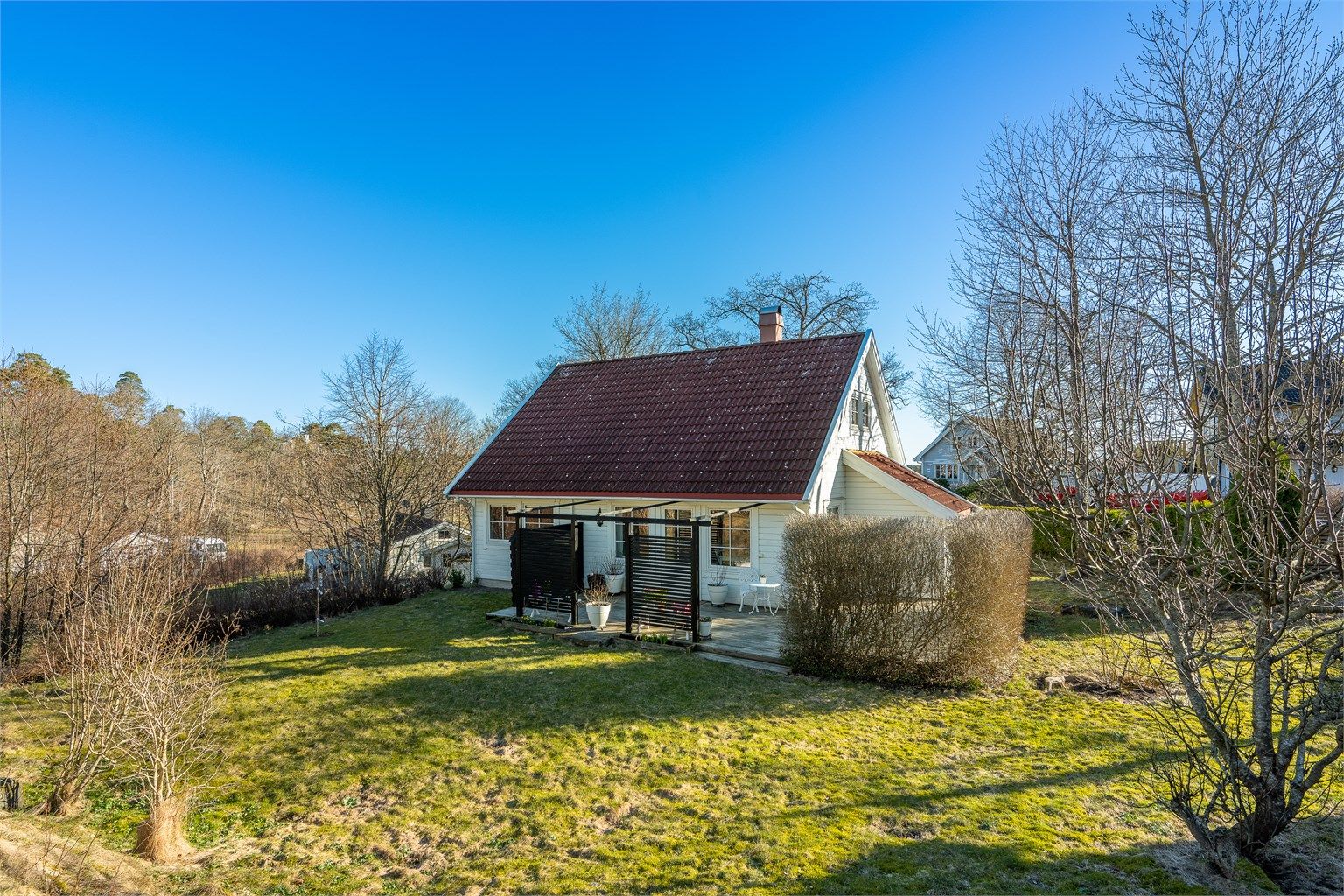 Boligen er en lys, moderne og velholdt enebolig over to etasjer med god og innholdsrik planløsning