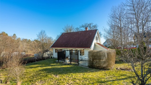 Boligen er en lys, moderne og velholdt enebolig over to etasjer med god og innholdsrik planløsning