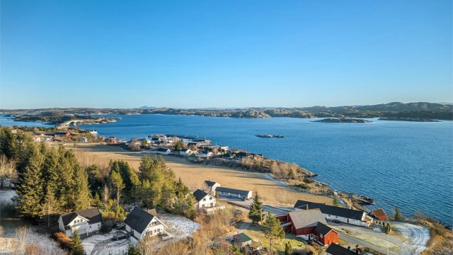 Innen gangavstand fra eiendommen ligger Ansnes Brygger, hvor det finnes restaurant og ulike arrangementer gjennom året, noe som bidrar til et levende og attraktivt nærmiljø.