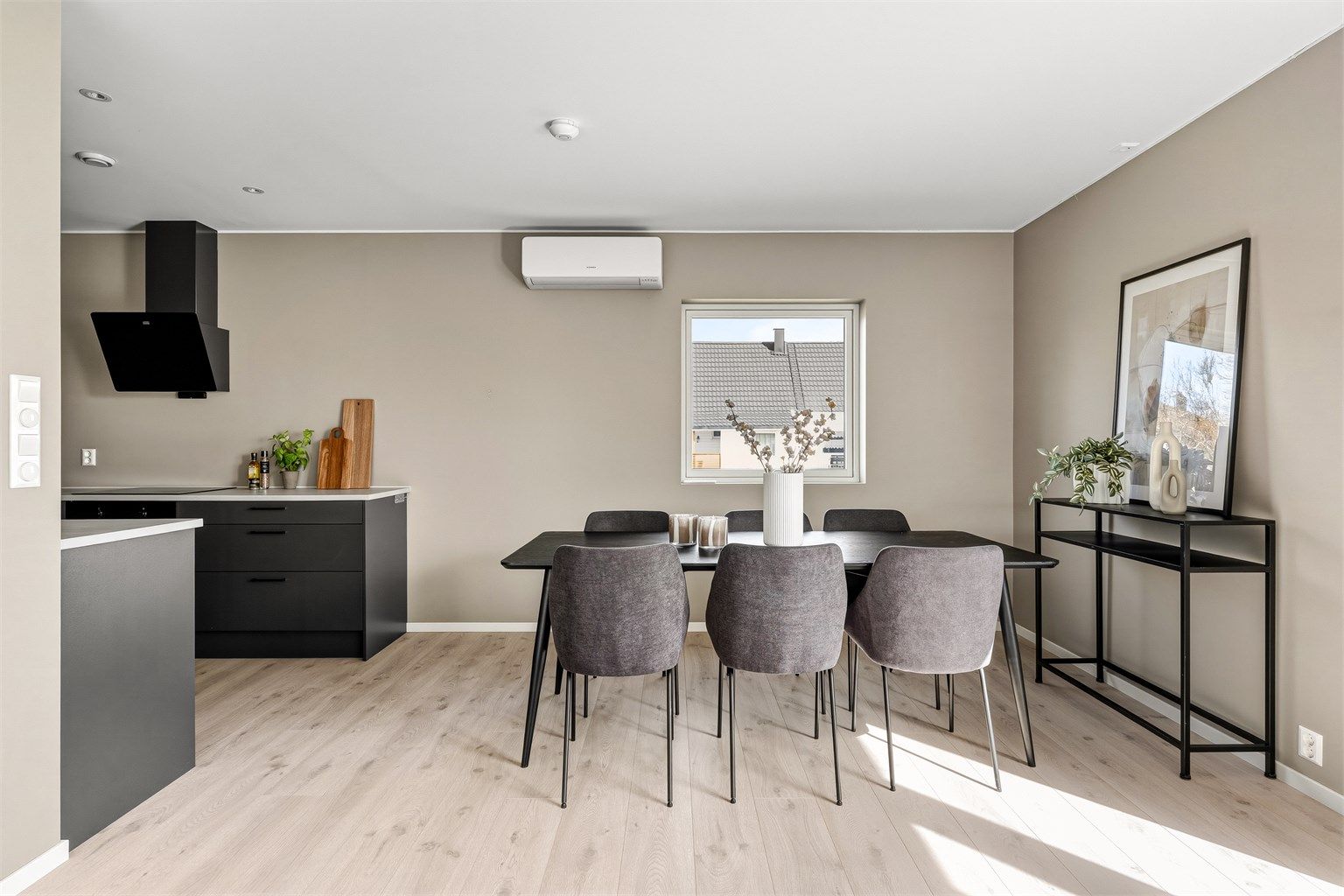 Ved kjøkkenet er det god plass til spisestue. Fotograf; Kristoffer Kristiansen