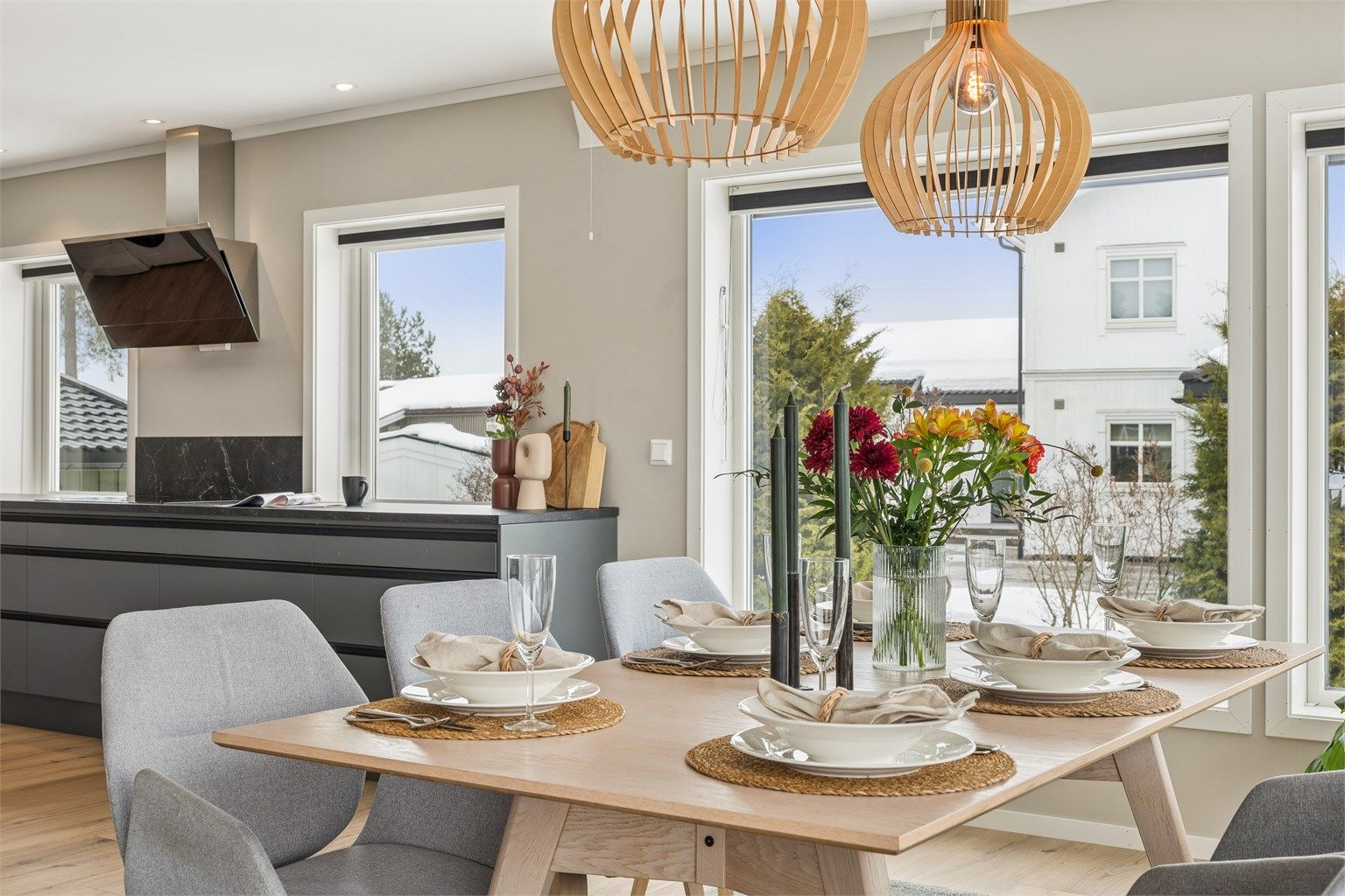 Kjøkken og stue ligger på øverste nivå og utgjør boligens naturlige oppholdsrom.