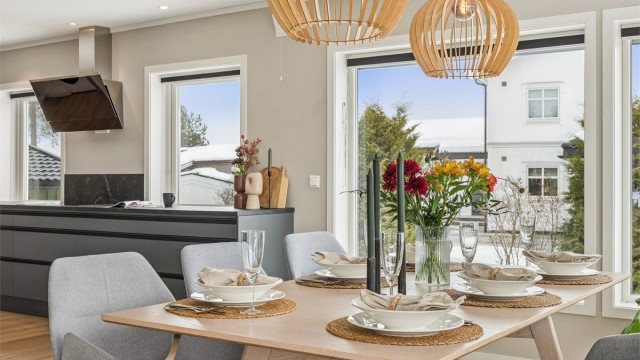 Kjøkken og stue ligger på øverste nivå og utgjør boligens naturlige oppholdsrom.