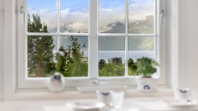 Fra vinduene kan du nyte utsikten mot fjord og fjell.