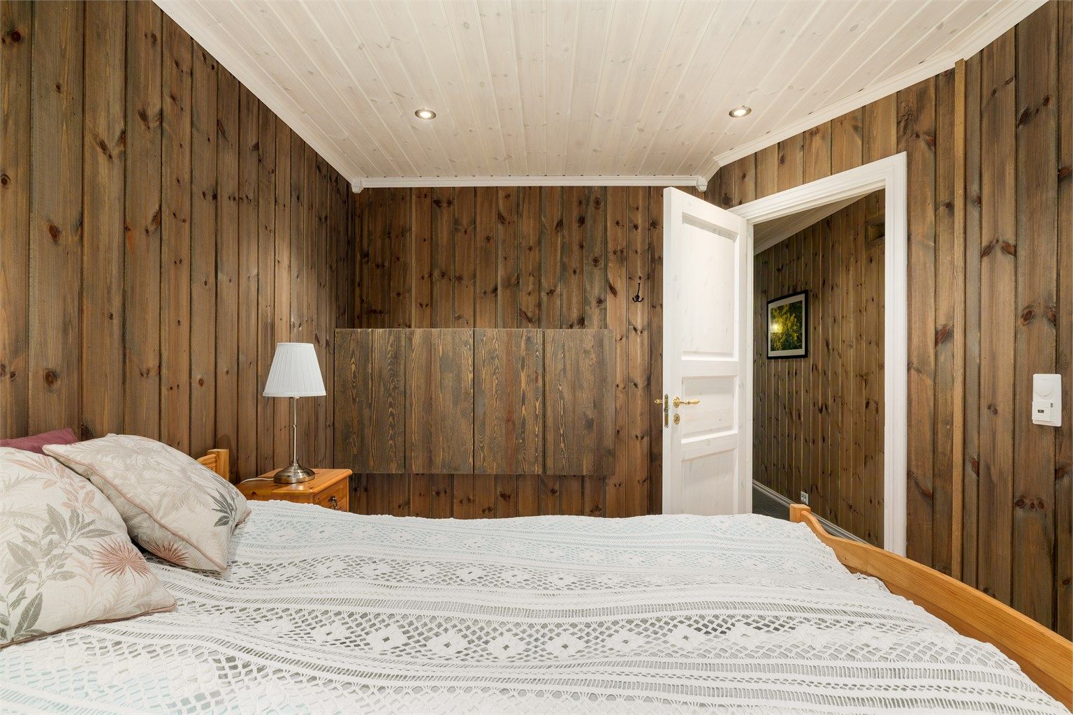 Gjennomgående panel på veggene og profilerte dører gir en helhetlig stil.