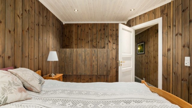 Gjennomgående panel på veggene og profilerte dører gir en helhetlig stil.