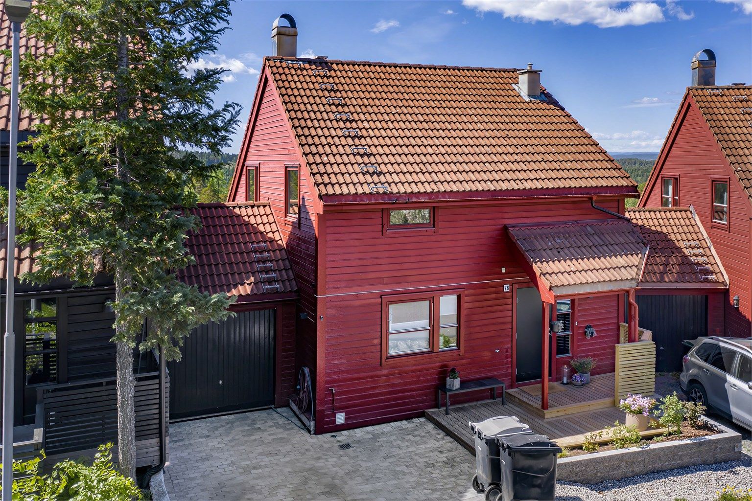 Pent opparbeidet inngangsparti - uteplass med morgensol
