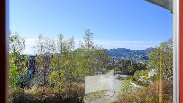 Flott utsikt fra boligen over store deler av Fyllingsdalen.