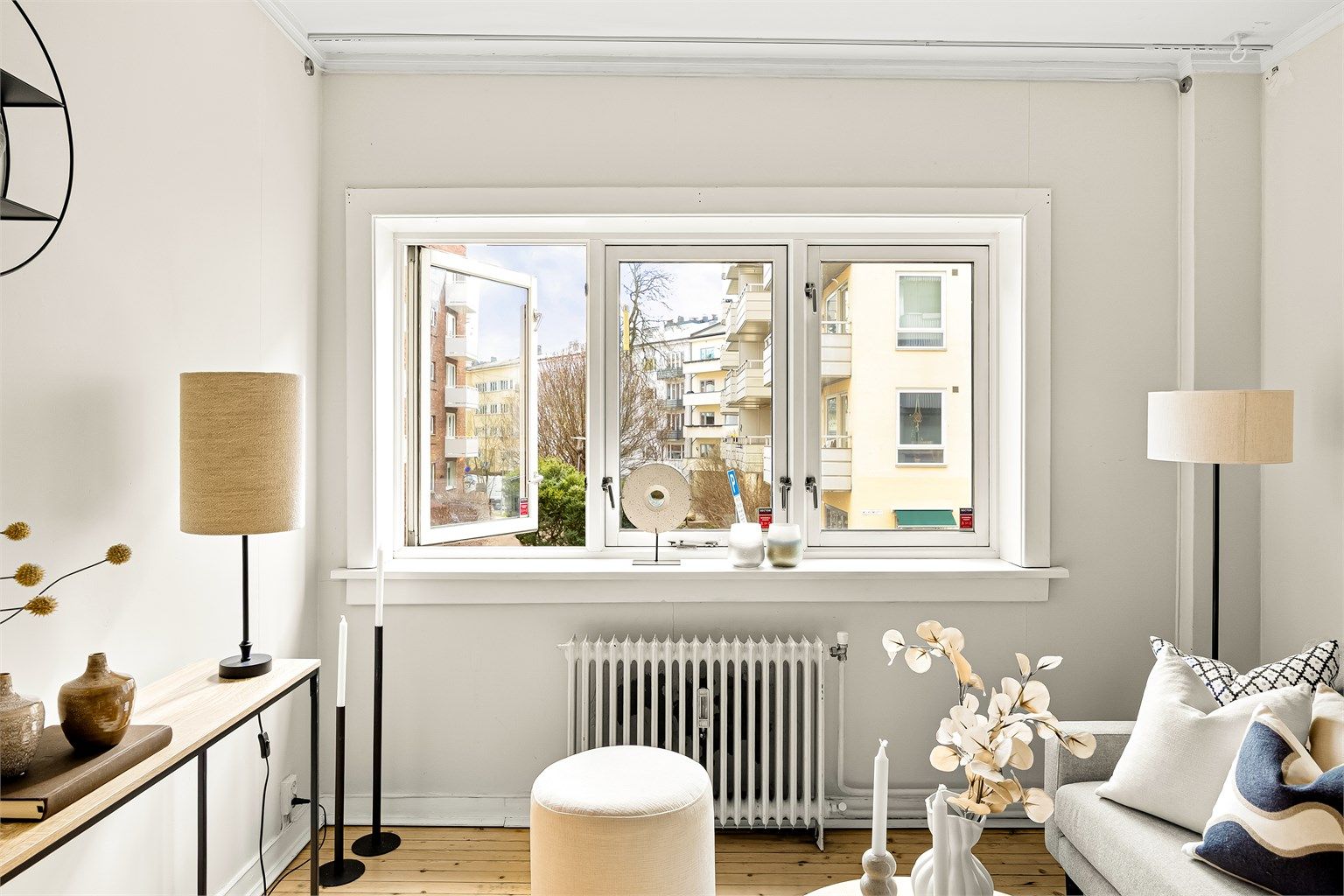 Lys og trivelig oppholdsrom med god plass til å møblere etter ønske og behov.