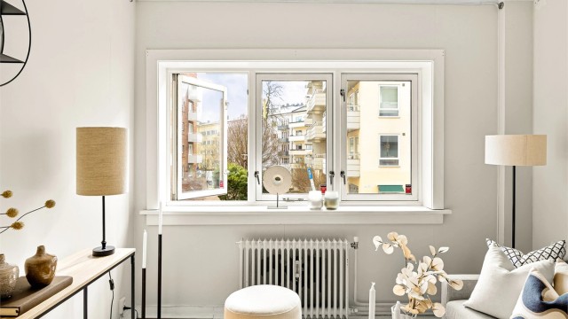 Lys og trivelig oppholdsrom med god plass til å møblere etter ønske og behov.