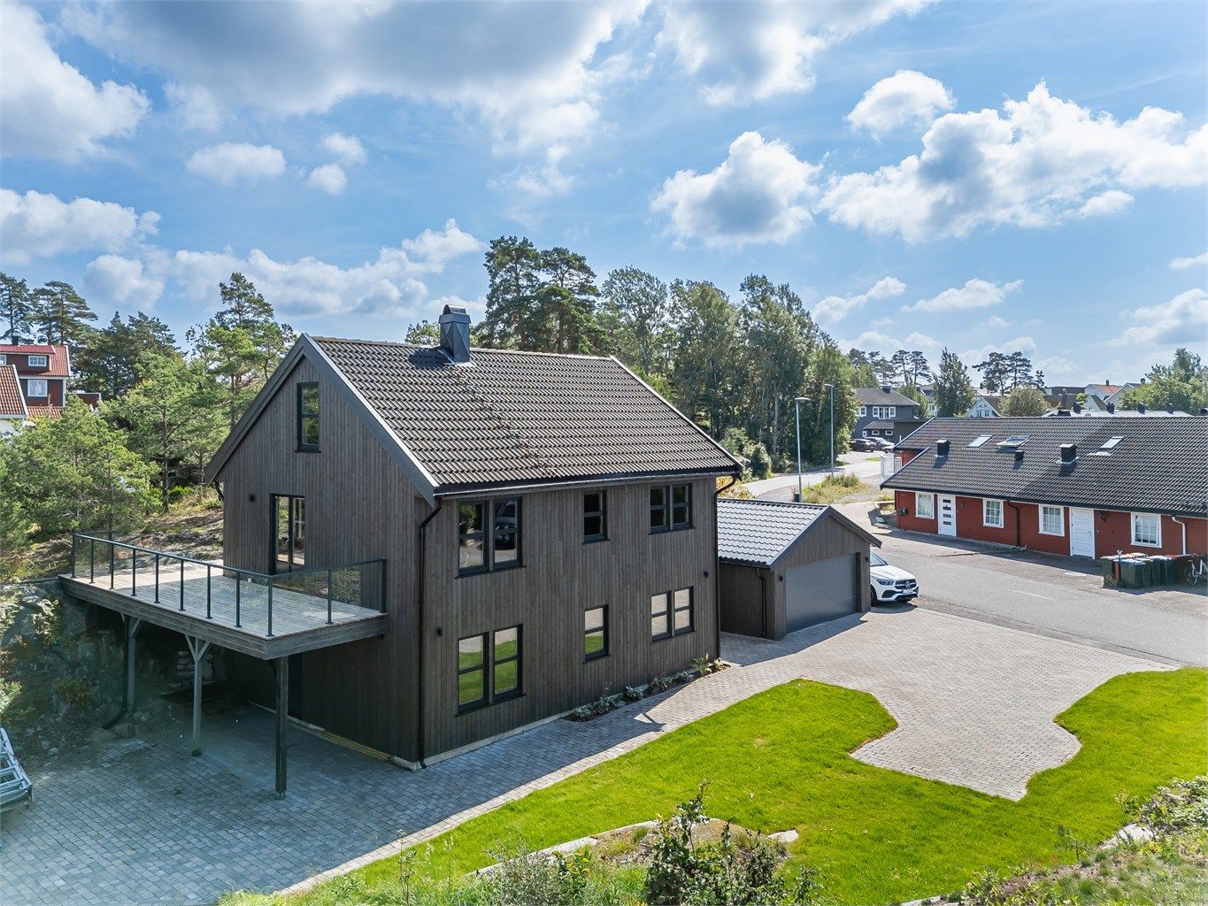 En moderne og innbydende enebolig med dobbel garasje, flotte uteplasser og mulighet for hybel. 