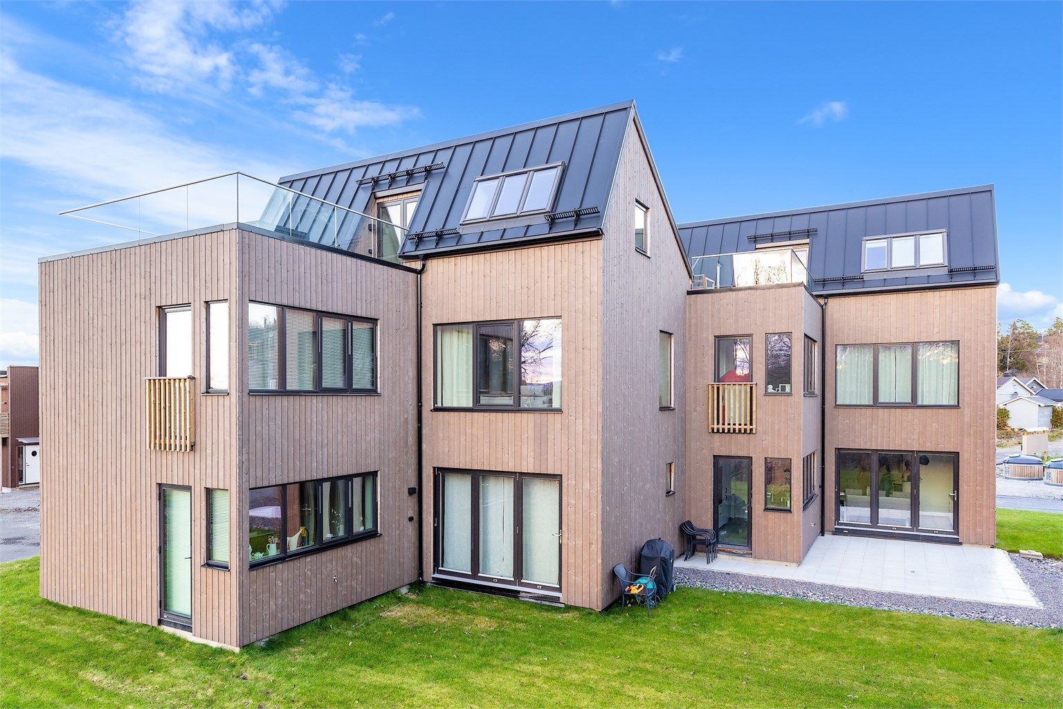 Fasade hageparti med takterrasse