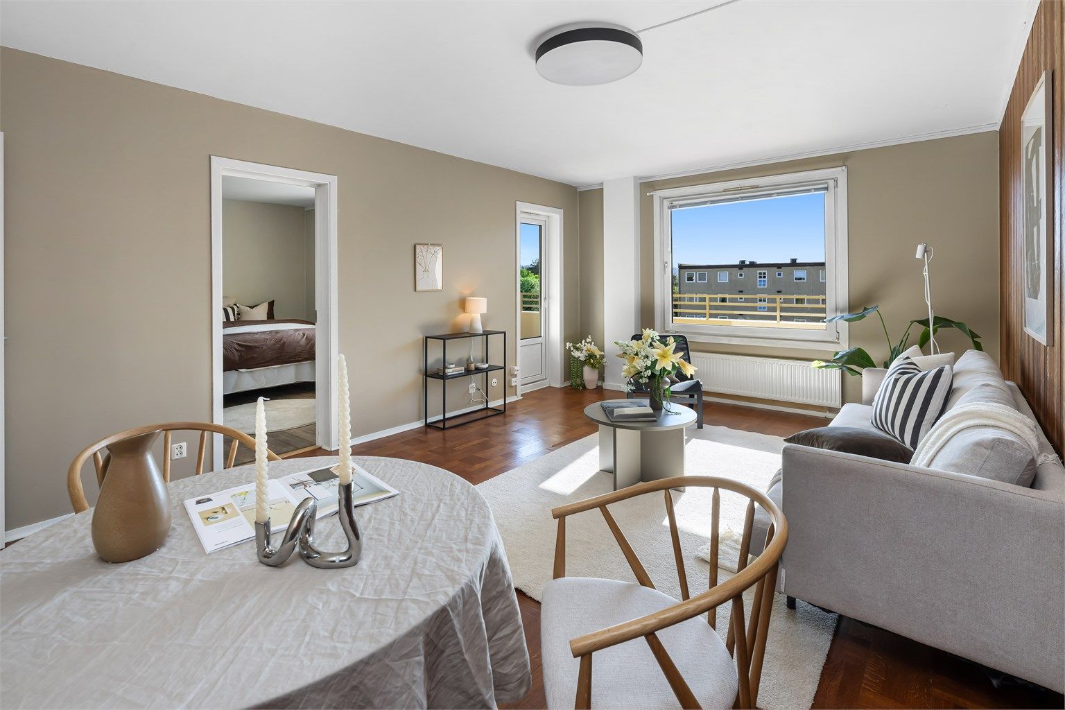 Stuen er stor og lys med fin plass til flere møbelsett. 