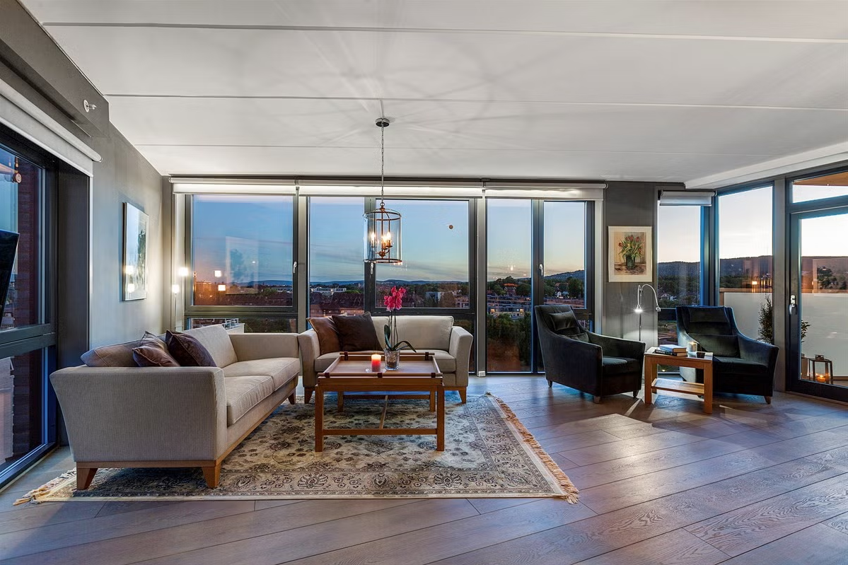 Stor og lys stue med gode vindusflater som sikrer rikelig med naturlig belysning og en fantastisk utsikt!