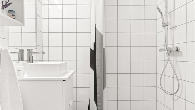 Hybeldel: Lyst, flislagt bad fra 2005 med gulvvarme. Innredet med vegghengt servantmøbel med skap, ovenpåliggende vask, toalett, og dusjhjørne med forheng. Det er felles vaskeri i borettslaget. Bildet er lånt fra tidlige annonse ettersom hybelen leies ut.
