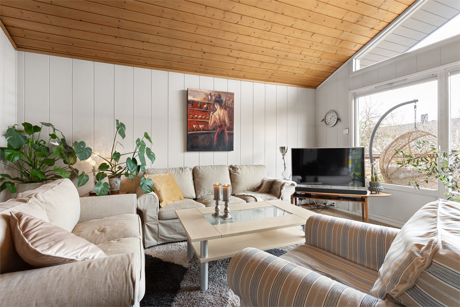 Fra stuen er det direkte utgang til en balkong på 13 m².