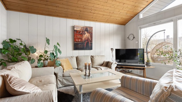 Fra stuen er det direkte utgang til en balkong på 13 m².