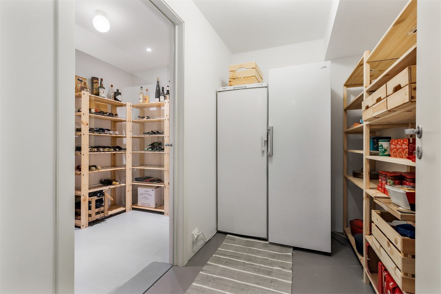 Matbod og vinkjeller i underetasjen.