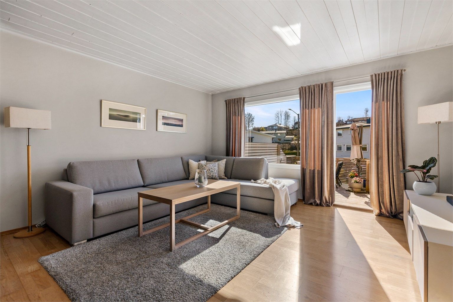 Det er også utgang til en av terrassene fra stuen.