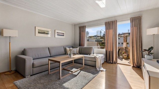 Det er også utgang til en av terrassene fra stuen.