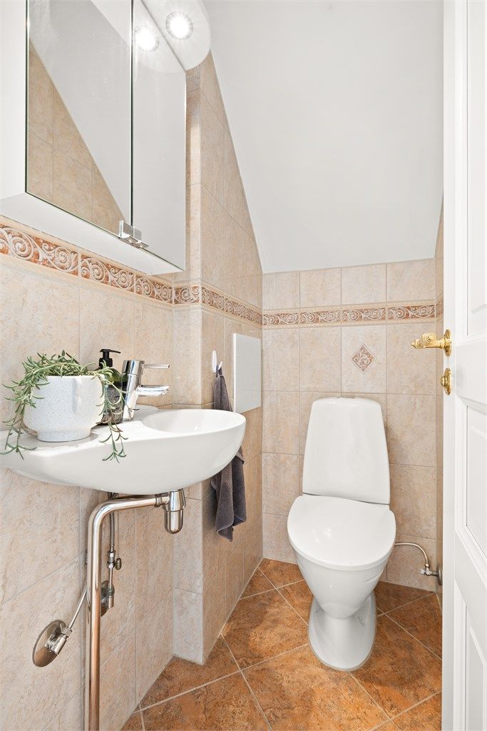 Praktisk ekstra toalettrom i 2. etasje med gulvvarme