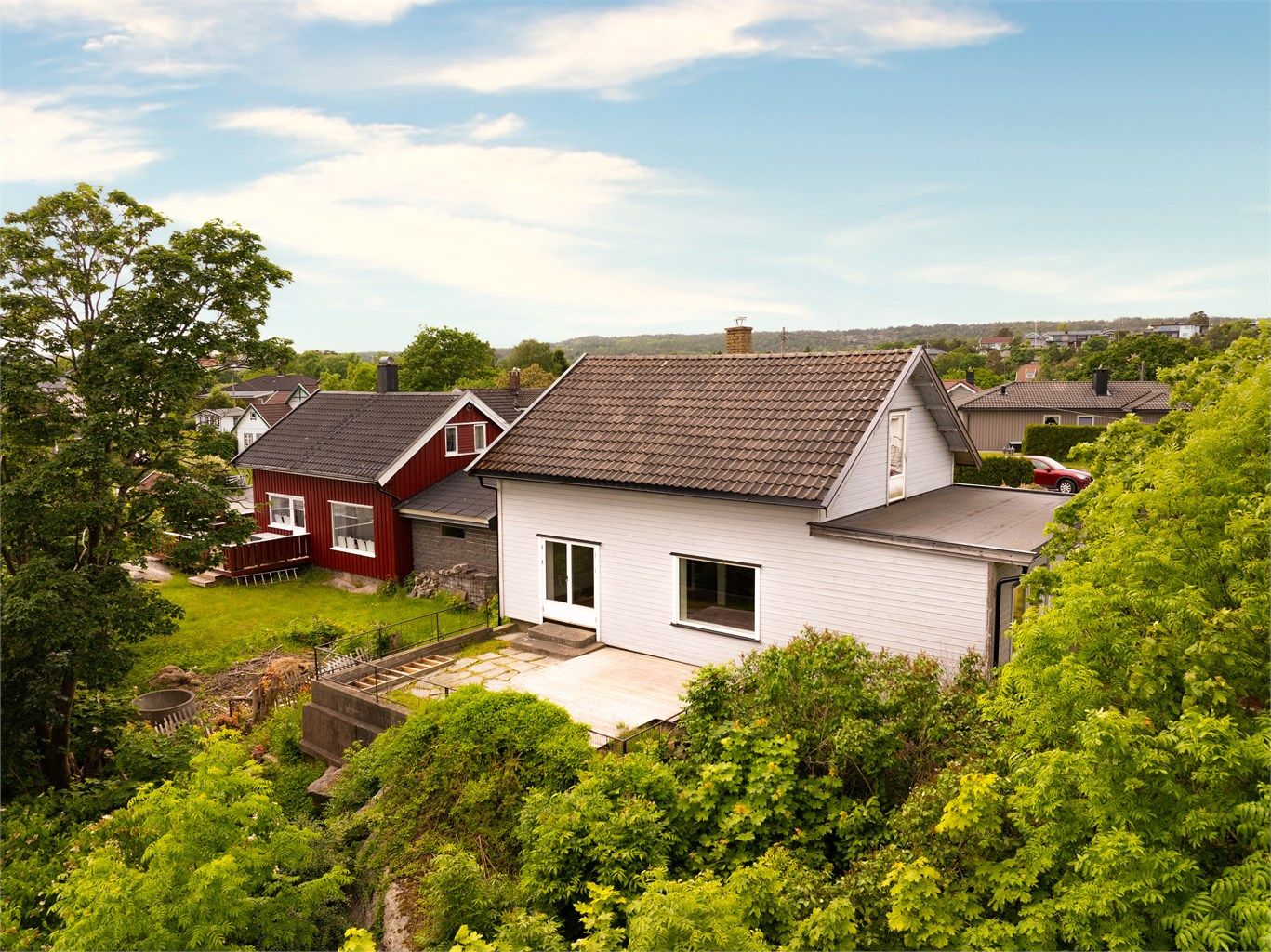 Denne høytliggende eneboligen på sentrale strøk av Gressvik har historie helt tilbake til 1900. Etterisolering, omkledning og utskiftning av flere vinduer ble utført i 2014.