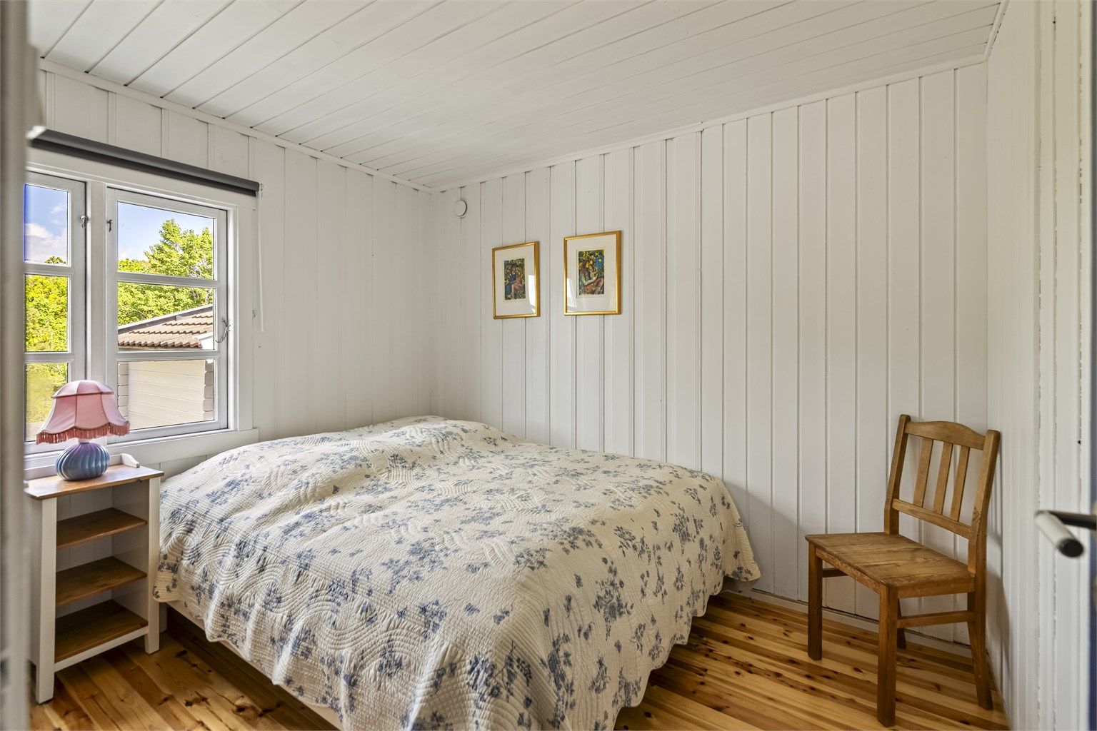 Hyttas hovedsoverom har en praktisk skyvedørsgarderobe for oppbevaring.