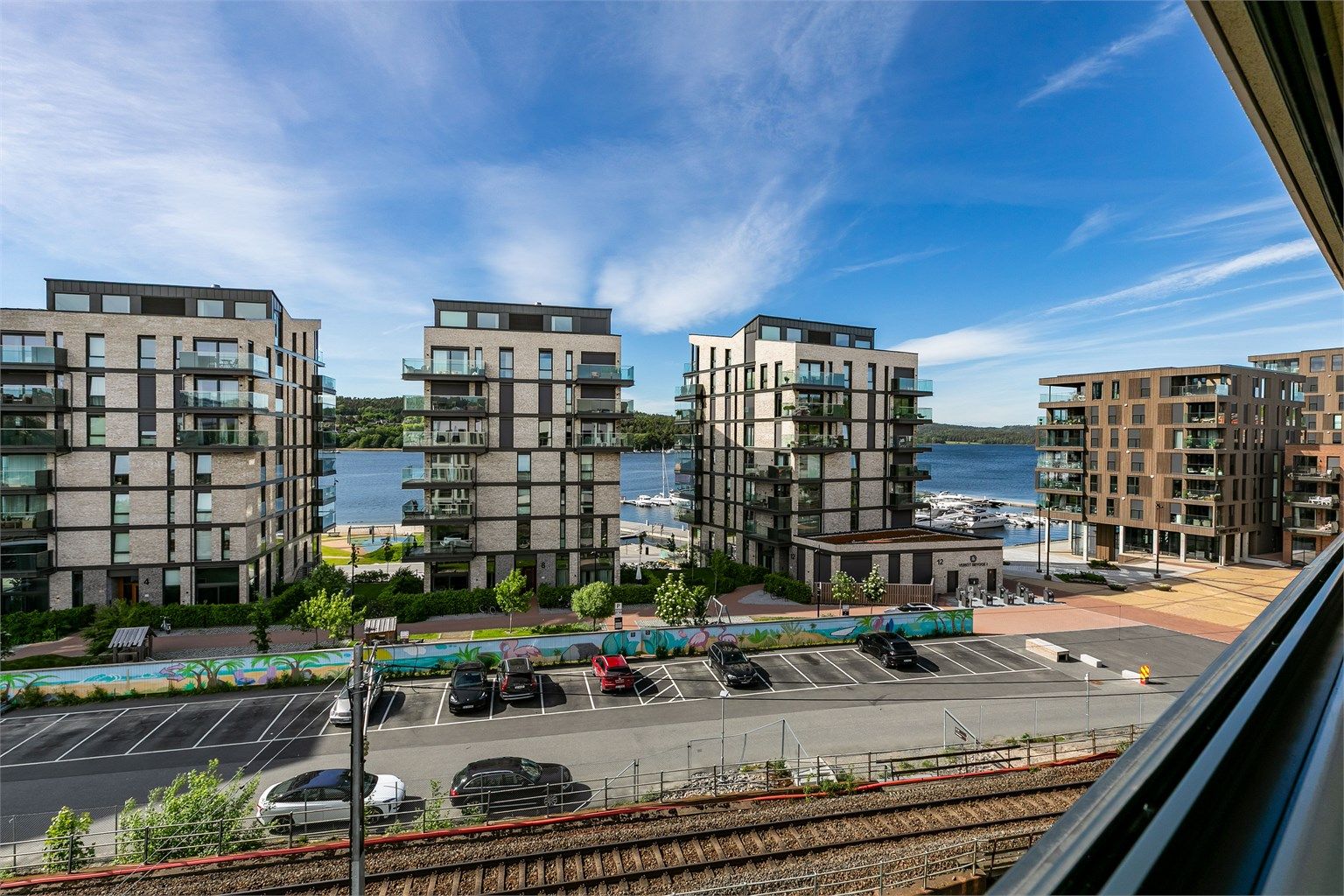 På verandaen sees utsikt helt til nordre deler av Jeløy. Det er elektrisk varmelampe og ekstra stikk kontakt. Jernbanetraseen nedenfor ventes å bli lagt ned når den nye tunnelen under byen er ferdigstilt.