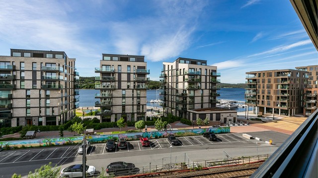 På verandaen sees utsikt helt til nordre deler av Jeløy. Det er elektrisk varmelampe og ekstra stikk kontakt. Jernbanetraseen nedenfor ventes å bli lagt ned når den nye tunnelen under byen er ferdigstilt.