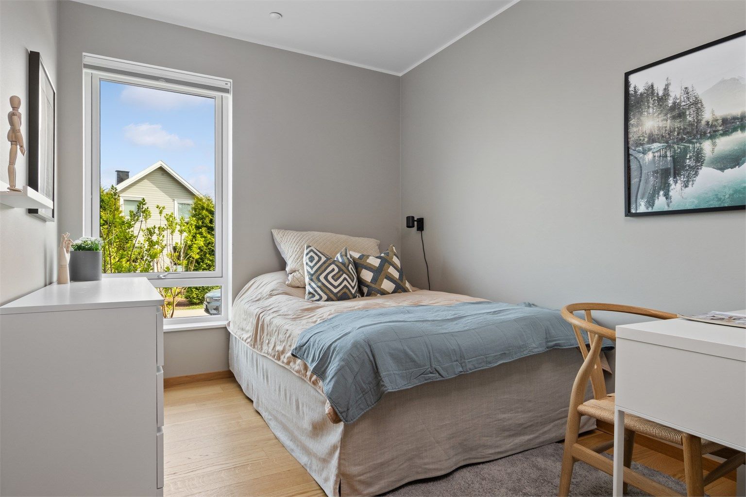 Det er tre pene soverom i leiligheten, og det største rommet er avdelt så det har et tilliggende kontor.