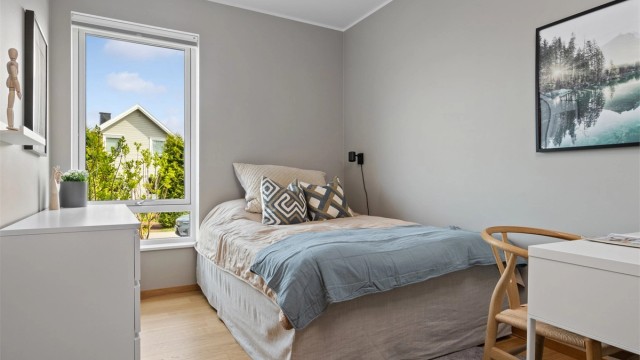 Det er tre pene soverom i leiligheten, og det største rommet er avdelt så det har et tilliggende kontor.