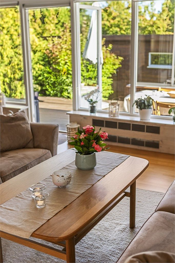 Fra stuen får du utgang til nydelig og delvis innglasset uteplass. Perfekt for sene sommerkvelder.