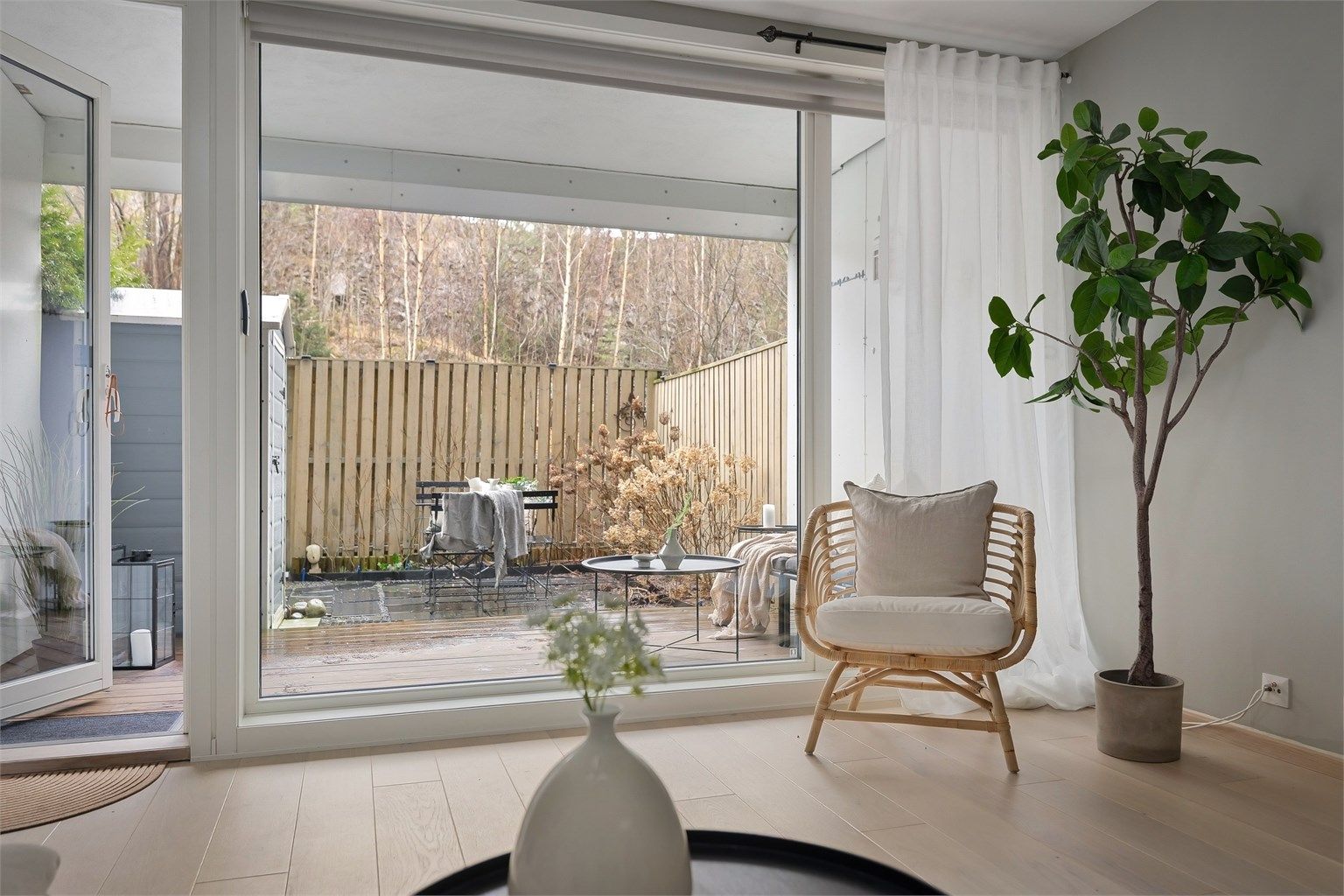 Store vindusflater gir godt med naturlig lys