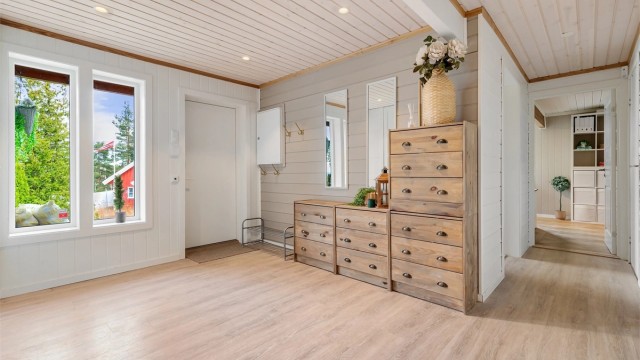 Inngangspartiet i underetasjen er en romslig hall med elektrisk gulvvarme som gir en lun velkomst.